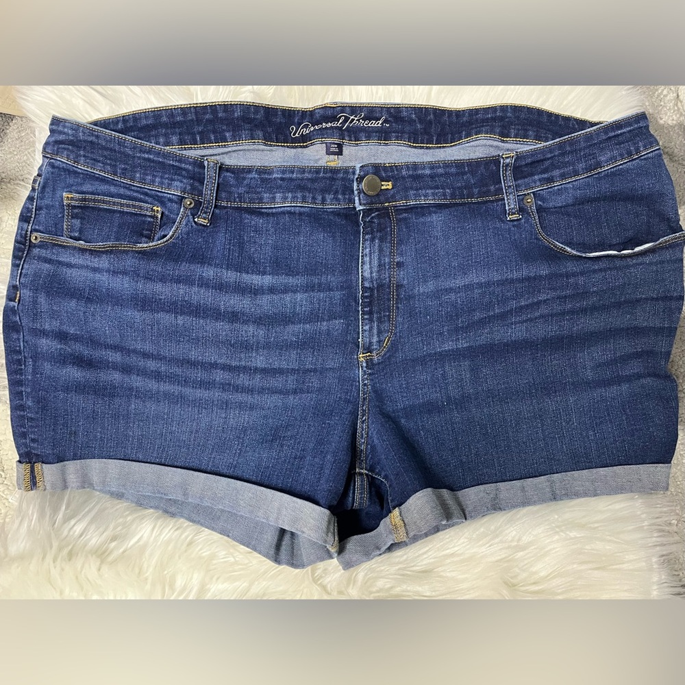 Universal Thread Short